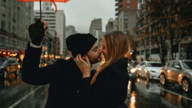 Man kissing a woman on the street 1024x683