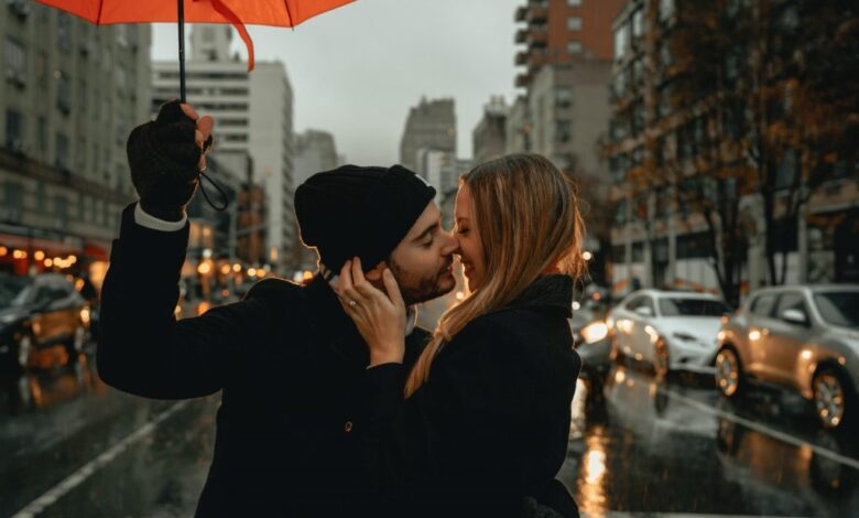 Man kissing a woman on the street 1024x683