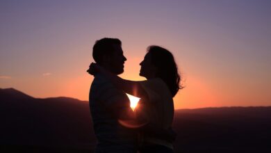 silhouette of hugging couple scaled 1