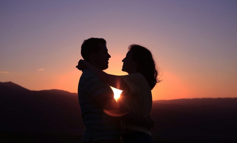 silhouette of hugging couple scaled 1